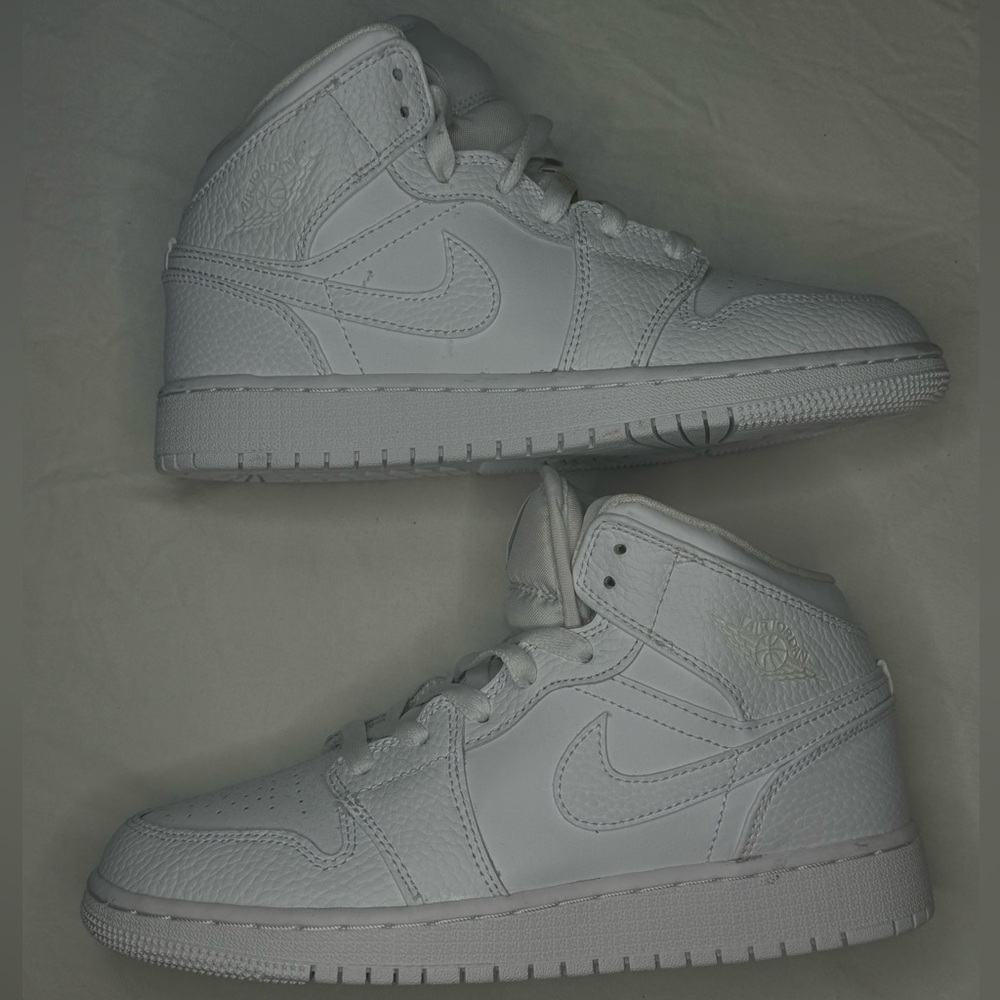 NWOT - AIR JORDAN 1 Mid Triple White Tumbled Leather Nike Size 4.5Y Sneaker Shoe - Picture 2 of 8